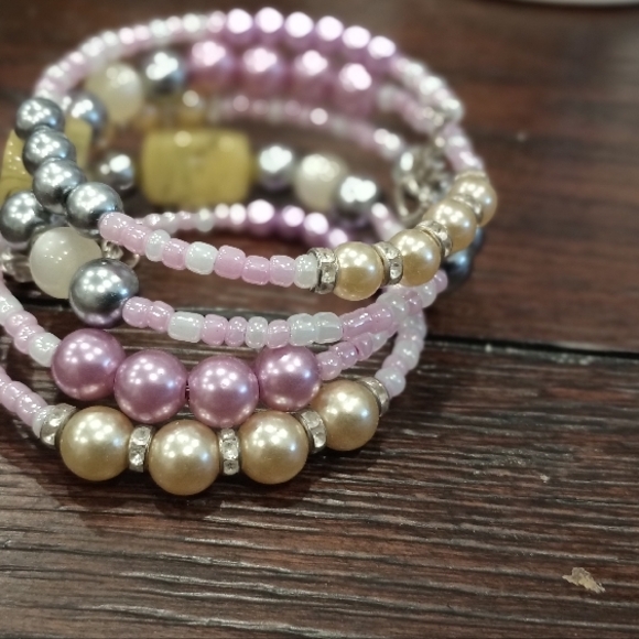 Elegant Multicolor Lavender Beaded Bracelet with Angel Charm - Picture 3 of 5